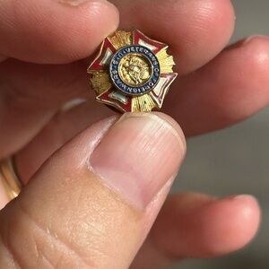 5/$25 USA veteran of foreign war Gold and Red Enamel Pin 💚